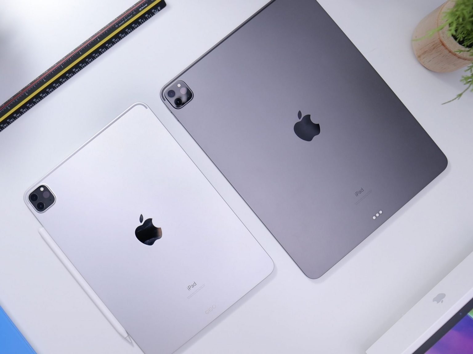 iPad Pro 11" in Silver next to iPad Pro 12.9" in Space Grey